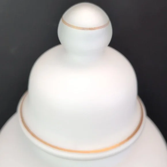 Vintage Frosted White Satin Oriental Ginger Jar with Lid. - Picture 4 of 11